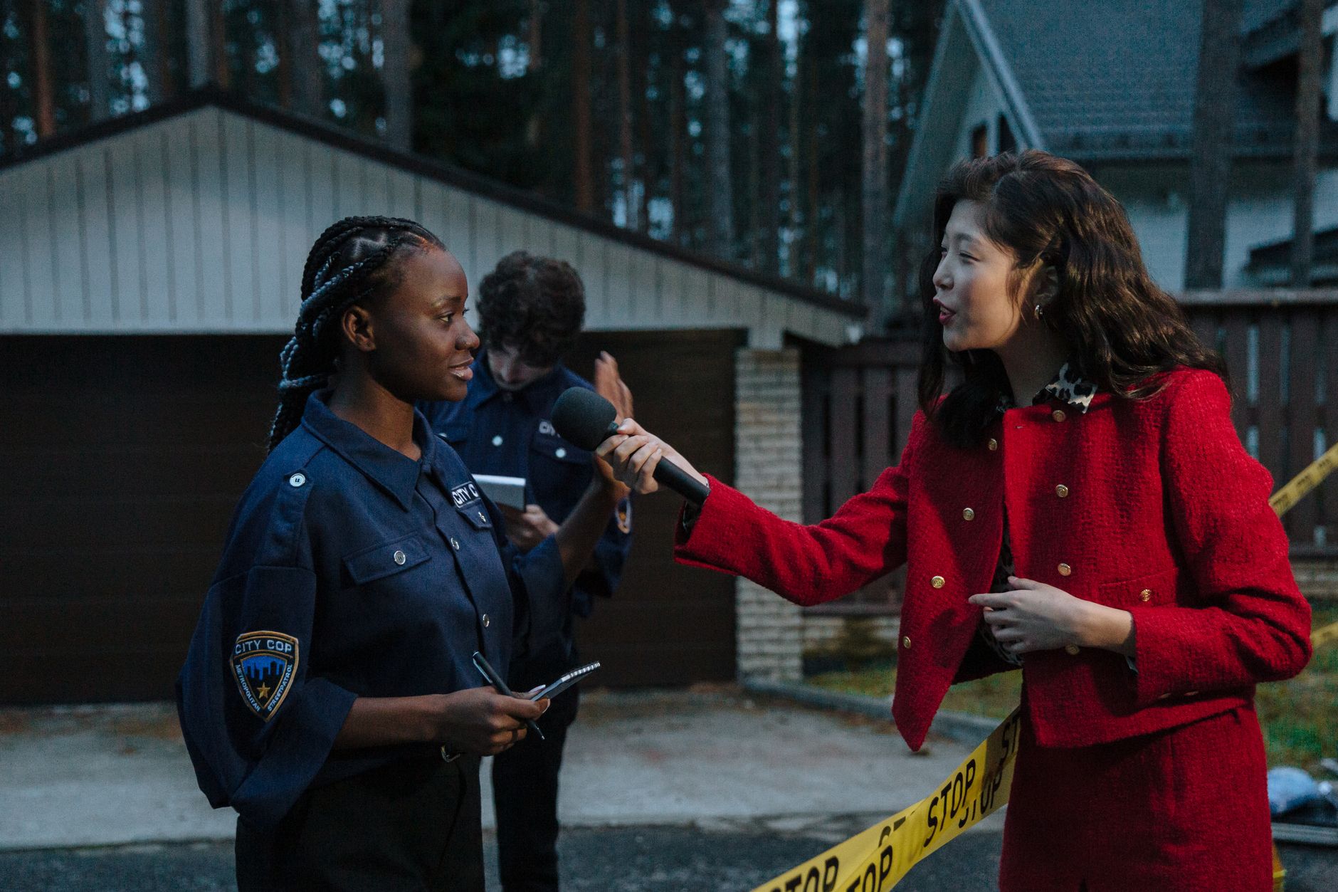 A journalist interviewing a policewoman at a crime scene during twilight. — Axe Casino: Wo Fair Play auf spannende Spiele tri