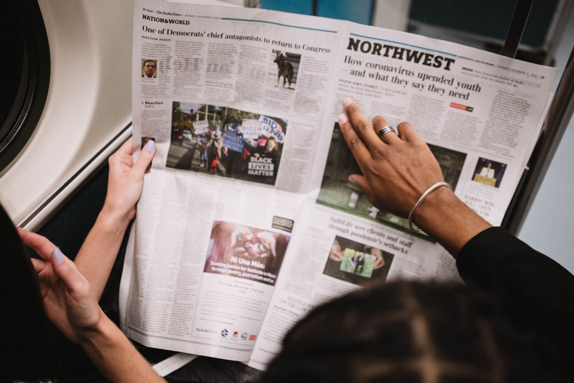 People reading a newspaper on a subway train, highlighting current events and diverse perspectives. — Die spannendsten Einbli