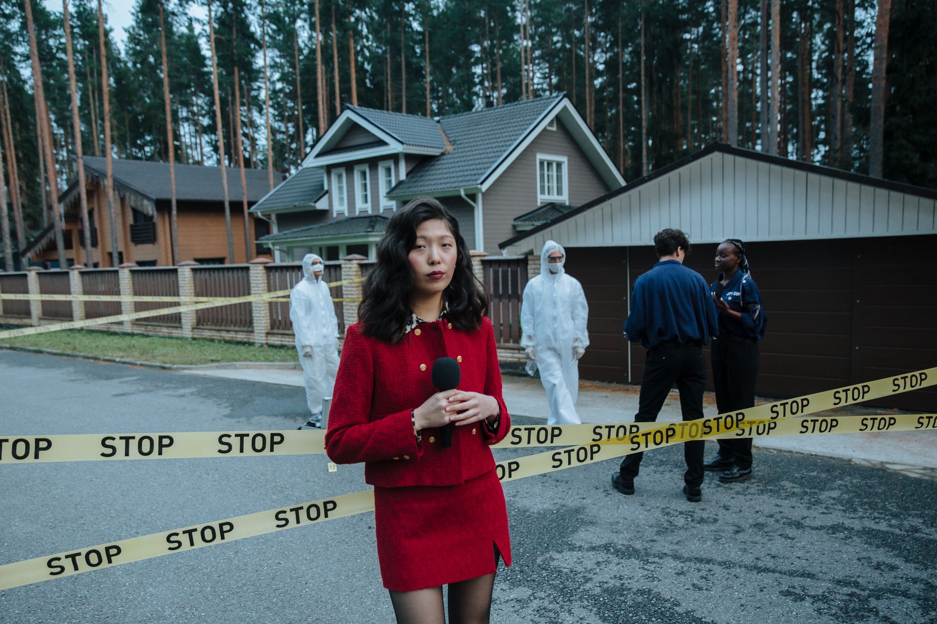 Journalist reporting from a crime scene with STOP tape and forensic team in the background. — Glitch Spin Casino Erfahrungen: