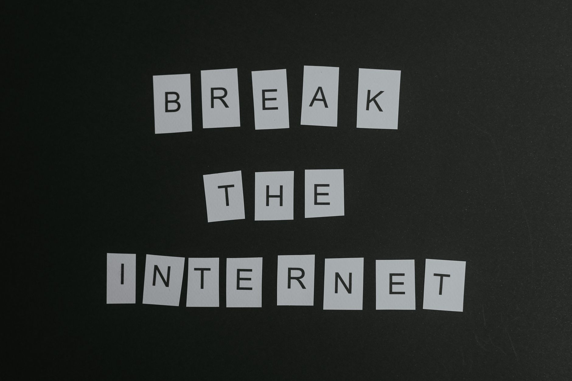 Conceptual flat lay of 'Break the Internet' message with white letters on a black background. — Loki Casino und die Bedeutung