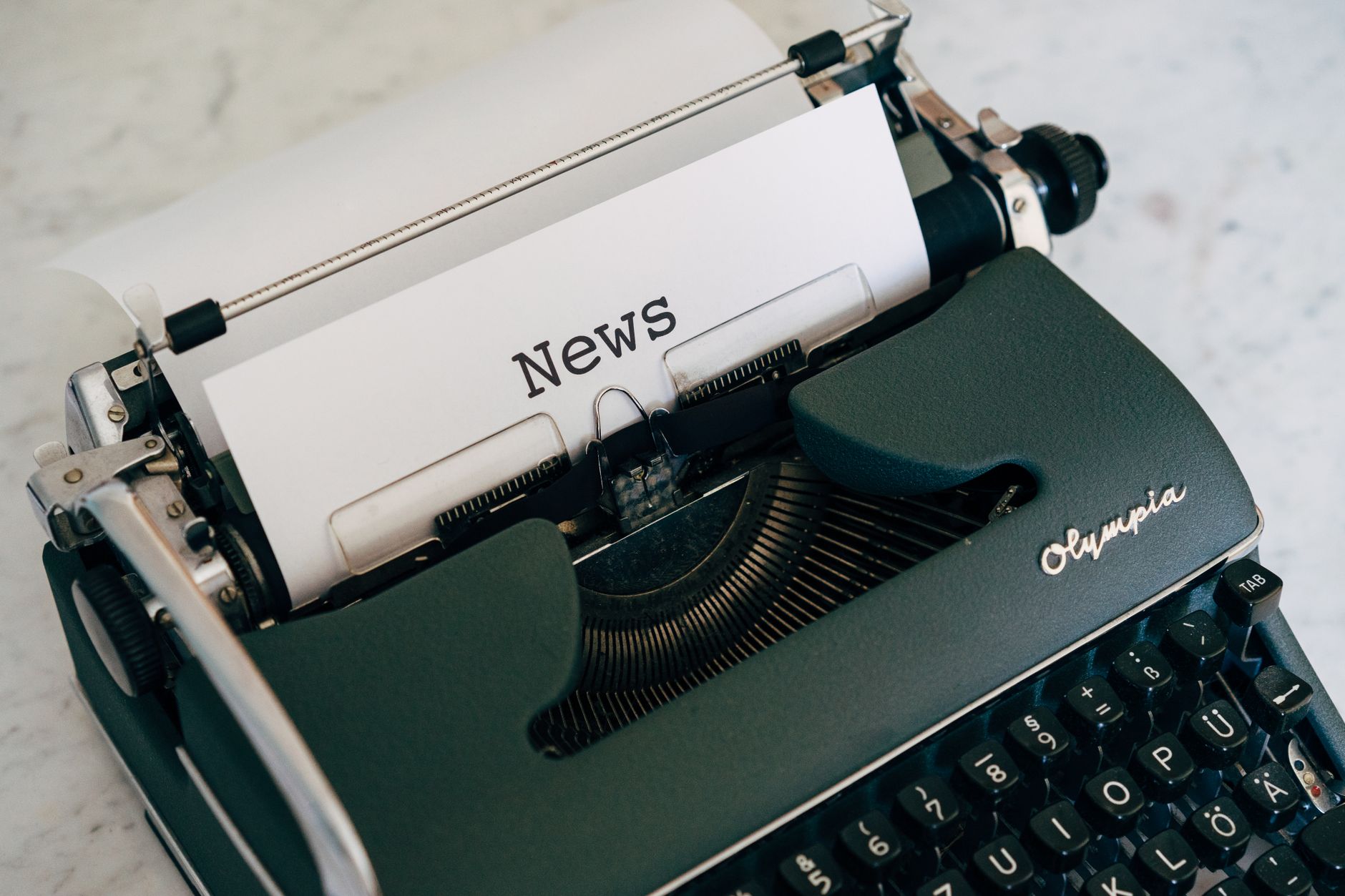 Close-up of an antique typewriter with 'News' on paper. — LuckyHills Casino unter der Lupe: Ein Erfahrungsbericht